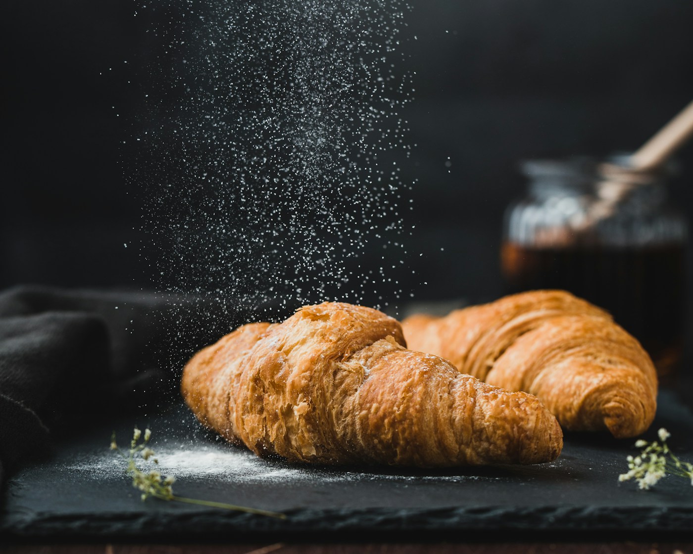 Vetrina pasticceria con cornetti e dolci al bancone
