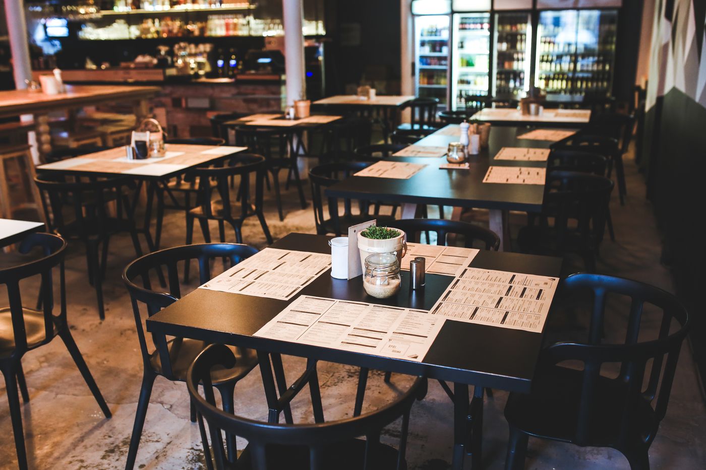 Tavolo imbandito per brunch nel dehors di Bici & Noce