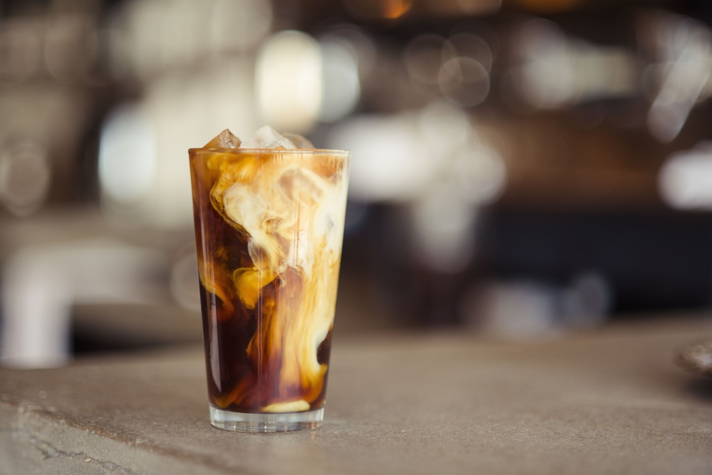 Caffè e cornetti confezionati per l'asporto al bancone