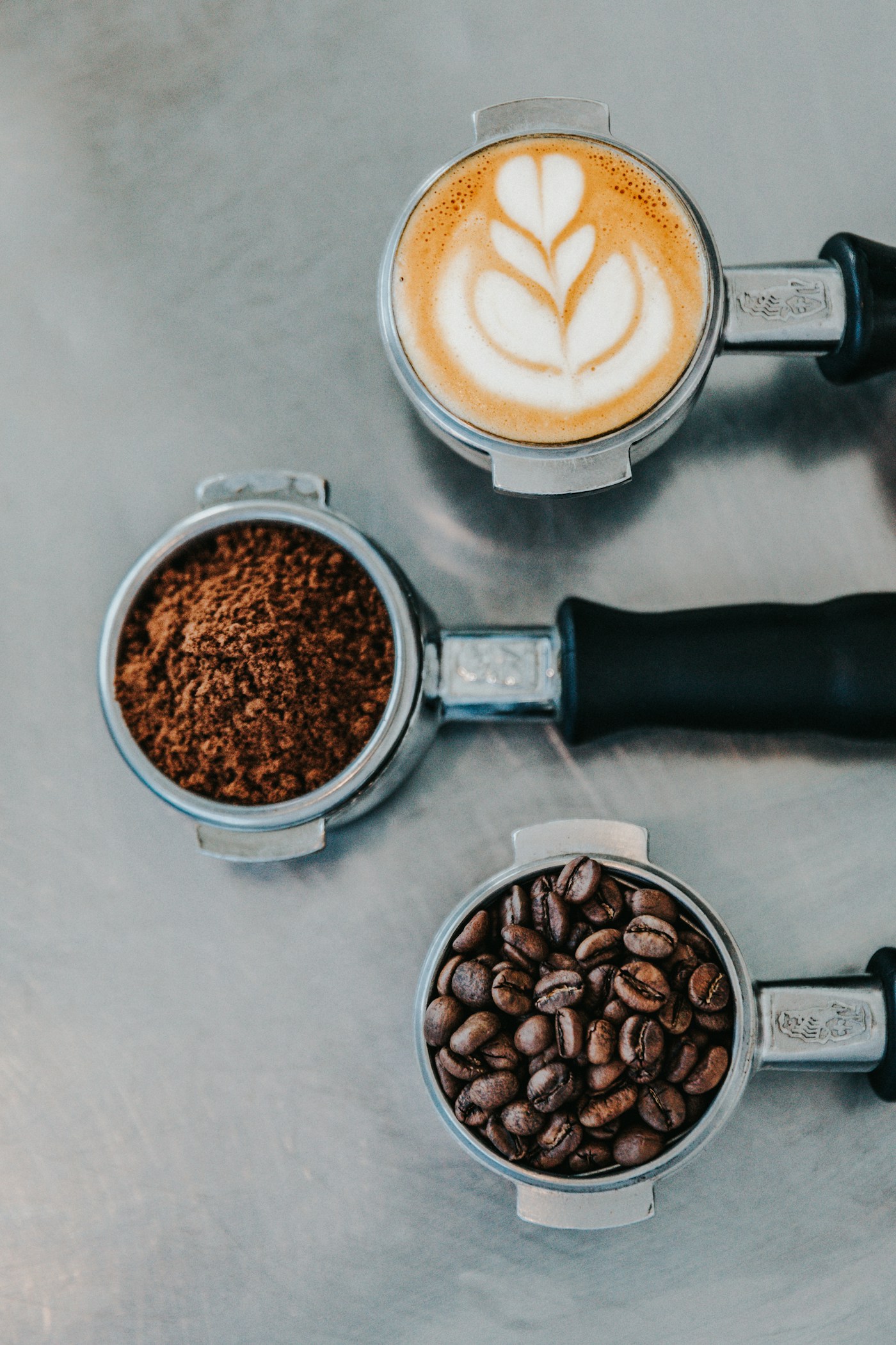 Barista al bancone durante la preparazione di un espresso